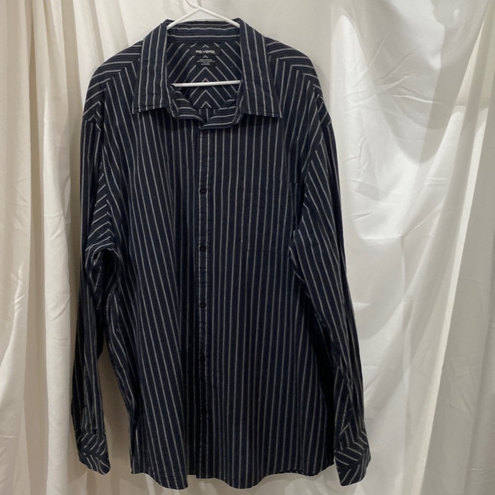 REVERB. SIZE XXXL. BLACK WITH WHITE PIN/CHEVRON STRIPES. LONG SLEEVES.